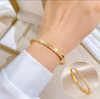 STAINLESS STEEL 316L
TWIST KARA