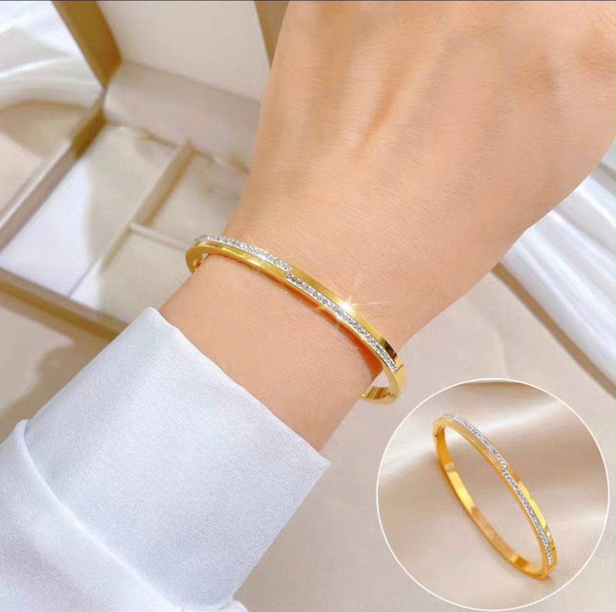 STAINLESS STEEL 316L
TWIST KARA