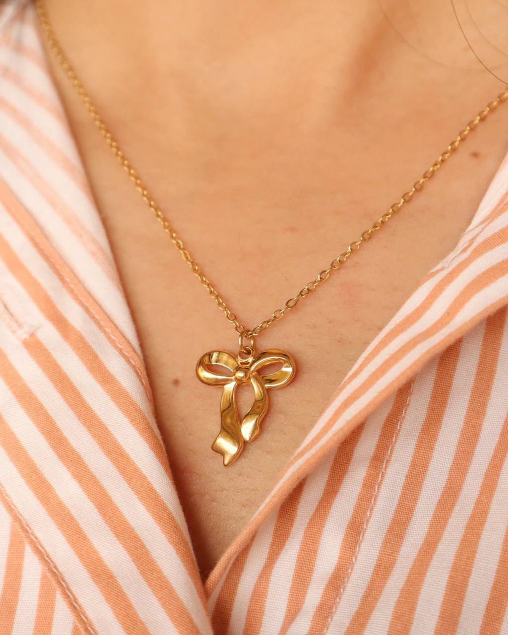 Bow Necklace